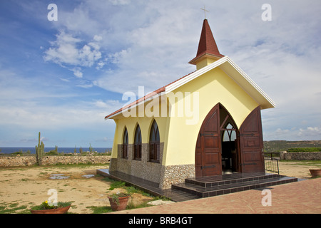 Alto Vista Kapelle. Eine helle gelbe kleine katholische Kapelle, die auf den Hügeln oberhalb des Nordufers steht. Stockfoto