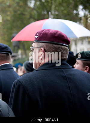 Heckansicht des Ex-Fallschirmjäger tragen seine rote Mütze gerade der Remembrance Day Parade in Whitehall, London. Stockfoto