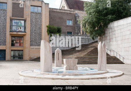 Hampshire-Jubiläums-Skulptur wird von Rachel Fenner, außerhalb Winchester Law Courts installiert. Stockfoto