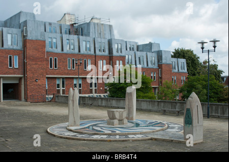 Hampshire-Jubiläums-Skulptur wird von Rachel Fenner, außerhalb Winchester Law Courts installiert. Stockfoto