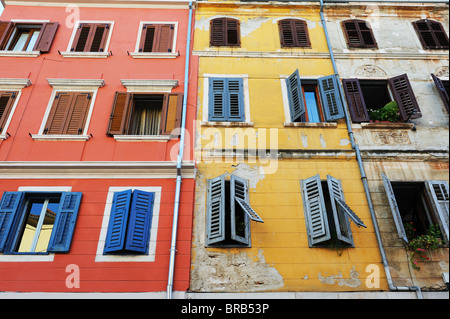 Farbenfrohe Wohnhäuser mit alten hölzernen Fensterläden in Kroatien Stockfoto