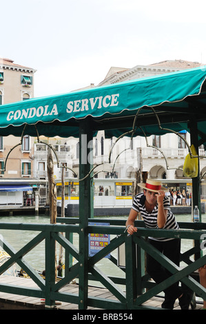 Junge hübsche Gondoliere in Venedig Italien Stockfoto