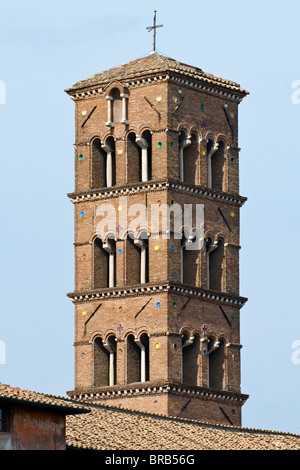 Glockenturm der Kirche von der Basilica Dei Santi Giovanni E Paolo Al Celio, Rom, Italien Stockfoto