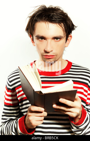 schwere jungen Mann ein Buch auf einem weißen Hintergrund Stockfoto