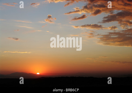 Sunrise und Wolken. Schönen Sonnenaufgang über dem Becken von Los Angeles Griffith Observatory gesehen. Stockfoto