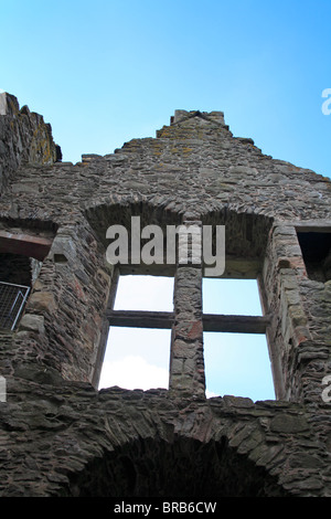 Obergeschoss-Fenster in der zerstörten Glenbuchat Castle, Strathdon, Aberdeenshire, Schottland, Vereinigtes Königreich. Stockfoto