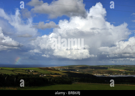 Regenbogen und Cumulonimbus Wolke über Cardigan Bay, St. Dogmaels, Pembrokeshire, Wales, Vereinigtes Königreich Stockfoto