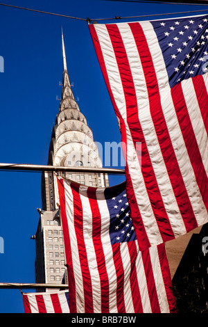 Amerikanische Flaggen entlang der 42nd Street unter das Chrysler Building in Midtown Manhattan, New York City, USA Stockfoto