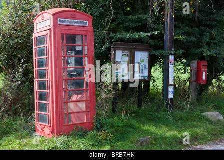 Traditionelle rote Telefonzelle befindet sich neben dem Dorf Schwarzes Brett und roten Briefkasten in Skirmett, ländlichen Buckinghamshire aufgegeben. Stockfoto