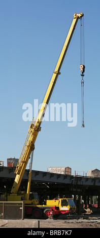 Mobiler Kran über den Bau der Brücke. Stockfoto