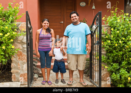 Porträt des jungen mexikanischen Familie Stockfoto