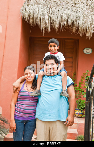 Porträt des jungen mexikanischen Familie Stockfoto