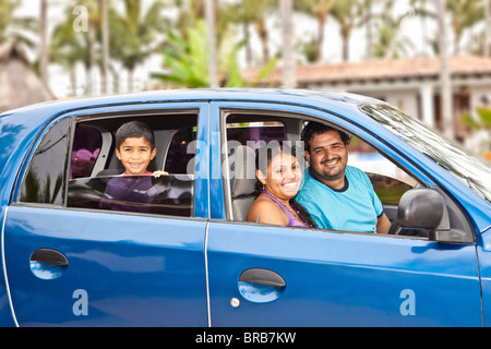 junge mexikanische Familie im Auto Stockfoto