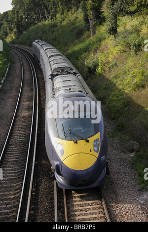 Der neue High-Speed-Zug Rauschen durch die Grafschaft Kent Stockfoto