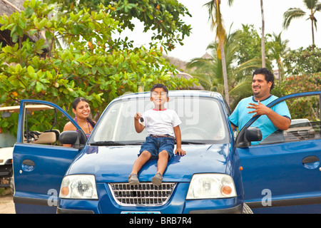 junge mexikanische Familie mit dem Auto Stockfoto
