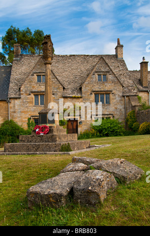 Stein, Hütten und Kriegerdenkmal, Guiting Power, Gloucestershire, Cotswolds, UK Stockfoto