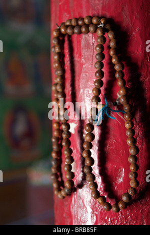 Buddhistischen Gebetsperlen auf einem roten Pfahl in leh Stockfoto