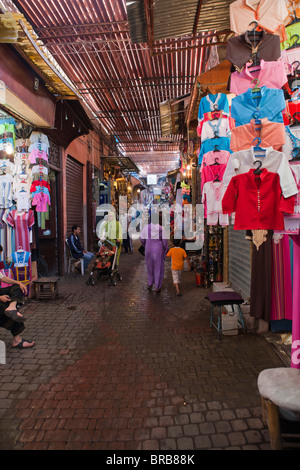 Straßenszene in den Souks in der Medina, Marrakesch (Marrakech), Marokko, Nordafrika, Afrika Stockfoto