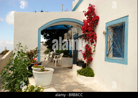 Hausfassaden und Innenhöfen auf der griechischen Insel Santorini Stockfoto