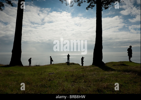 Wandern und fotografieren auf einer Klippe am drehen Point Lighthouse auf Stuart Insel in den San Juan Inseln des Puget Sound, Washington Stockfoto