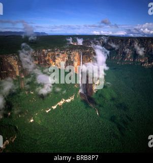 Luftaufnahme der Tepuis zeigt Angel Falls und Mount Auyantepui (Auyantepuy) (Čertova hora), Venezuela, Südamerika Stockfoto