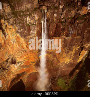 Luftaufnahme von Angel Falls und Mount Auyantepui (Auyantepuy) (Čertova hora), Tepuis, Venezuela, Südamerika Stockfoto