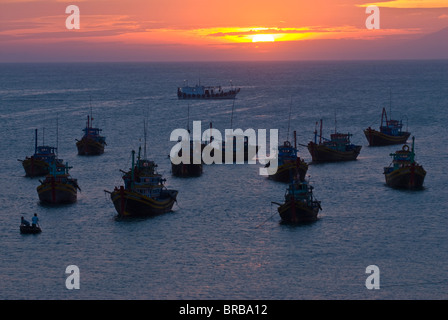 Angelboote/Fischerboote bei Sonnenuntergang im Hafen in Port Mui Ne, Vietnam, Indochina, Südostasien, Asien Stockfoto