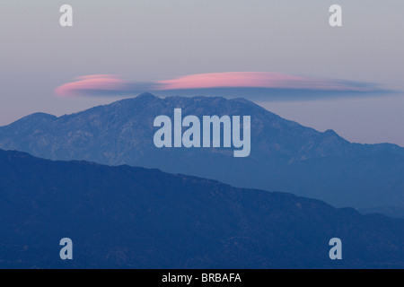 Rosa linsenförmige Wolken bei Sonnenuntergang über den San Gabriel Mountains in Los Angeles County, Kalifornien, USA. Bild innerhalb des Angeles National Forest. Stockfoto