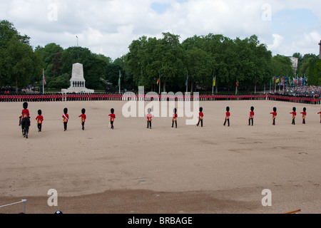 Vorbereitungen für die Parade - 19 Minuten zu gehen! "Trooping die Farbe" 2010 Stockfoto