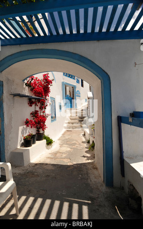 Blick durch einen Torbogen in einem Dorf auf der griechischen Insel Santorini in den Kykladen Stockfoto