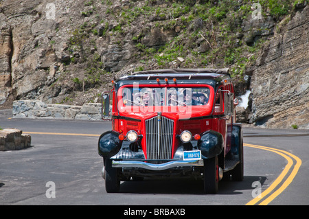 Roter Bus auf der Going-to-the-Sun Road, Glacier National Park, Montana. Stockfoto