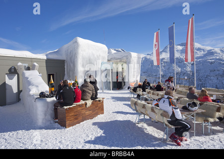 Skifahrer genießen Sie Drinks an der Icebar Lech am in der Nähe von St. Anton Arlberg im Winter Schnee, Österreichische Alpen, Österreich Stockfoto