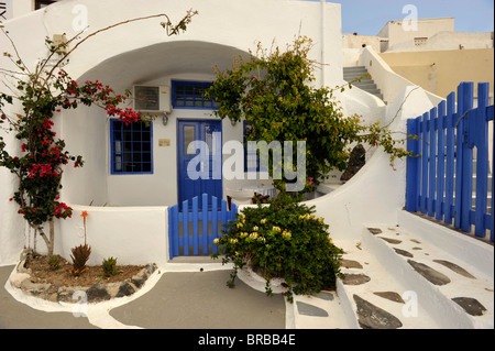 Hausfassaden und Innenhöfen auf der griechischen Insel Santorini Stockfoto