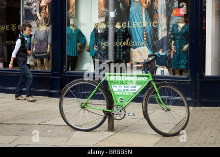 Ein Fahrrad wird verwendet, um den ' Fahrrad ' Zyklus Reparatur Rettungsdienst werben auf einer belebten Einkaufsstraße in Cambridge geparkt Stockfoto