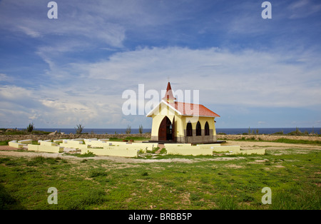 Alto Vista Kapelle. Eine helle gelbe kleine katholische Kapelle, die auf den Hügeln oberhalb des Nordufers steht. Stockfoto