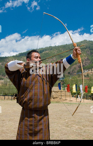 Mann, die sich darin üben, des nationalen Sports des Bogenschießens, Thimpu, Bhutan Stockfoto