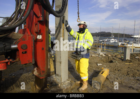 Stiftung Pfähle im Maritime Square in Falmouth, Cornwall installiert wird. Stockfoto