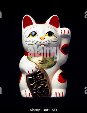 Japan, Religion, Zen-Buddhismus, traditionelle Statue von Maneki Neko Katze verbunden mit viel Glück und Reichtum winkt Stockfoto