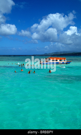 Karibik Antillen Tobago Buccoo Reef Nylon Pool mit Touristen neben Glasboden-Boot im Wasser schwimmen Stockfoto