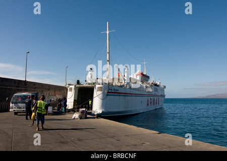 Fähre im Hafen von Porto Novo, Santo Antao, Kap Verde, Atlantik Stockfoto