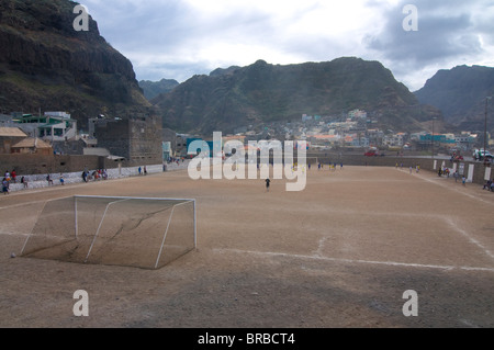 Jugendliche spielen Fußball, Santo Antao, Kap Verde Stockfoto