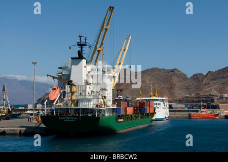 Frachter im Hafen von Mindelo, Sao Vicente, Kap Verde Stockfoto