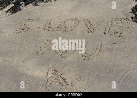 Ich liebe dich geschrieben in den Sand am Strand. Stockfoto