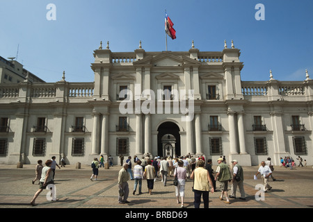 Besucher, die über die Plaza De La Constitución und der Palacio De La Moneda, Civic District, Santiago, Chile Stockfoto