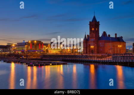 Blick über Mermaid Dock Pierhead Building und die Skyline der Stadt am Wasser in der Dämmerung - hdr. Bucht von Cardiff, Cardiff, Glamorgan, South Wales, UK. Stockfoto