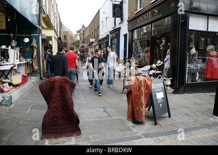 Teppiche zu verkaufen in Camden Passage Antiquitäten Markt, Islington, London, UK Stockfoto