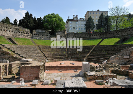 Triest. Italien. Reste des römischen Amphitheaters. Teatro Romano. Stockfoto