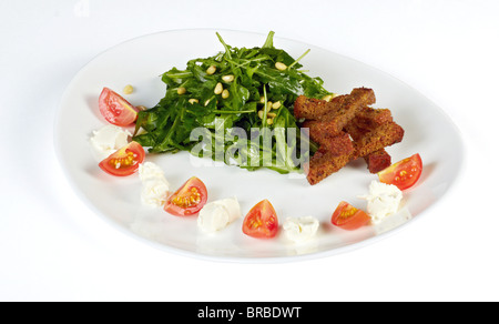 grüne Endivien-Salat mit Zwieback, Feta und Tomaten isoliert auf einem weißen Stockfoto