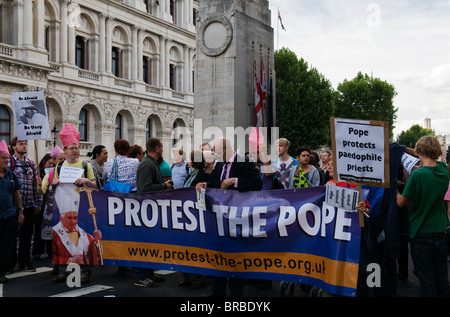 Protest der Papst-Marsch und Kundgebung, Whitehall, Downing Street Westminster in London England Großbritannien 18. September 2010 Stockfoto