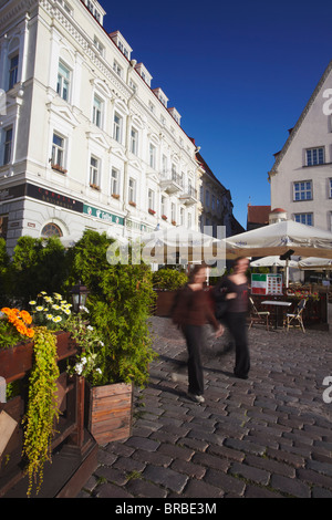 Frauen gehen in Rathausplatz (Raekoja Plats), Baltikum Tallinn, Estland, Stockfoto